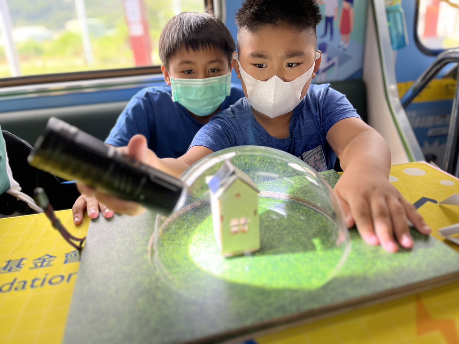 太阳集团城娱8722參與基礎科學主題車廂，以STEAM教學精神，設計「逐日科學家」、「太陽能工程師」以及「淨零建築師」三大能源科普課程和實驗