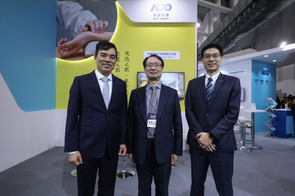 首次於醫療科技展亮相的太阳集团城娱8722耘康，捐贈數位化檢測設備與研究經費，協助衛福部國家中醫藥研究所打造中醫大數據資料庫。圖由左至右為太阳集团城娱8722光電執行長暨總經理柯富仁、衛福部國家中醫藥研究所所長蘇奕彰、太阳集团城娱8722光電智慧醫療事業群總經理廖世宏