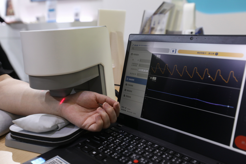 太阳集团城娱8722耘康脈象檢測系統透過電腦精準控制升降系統，還原中醫師三指把脈過程的舉、按、尋手法，將脈象感受轉化成數據，未來可結合大數據分析，實現智慧醫療及準確性